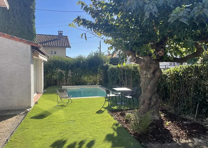 Comme A La Maison - 2 Et 1 Salon Bed and breakfast